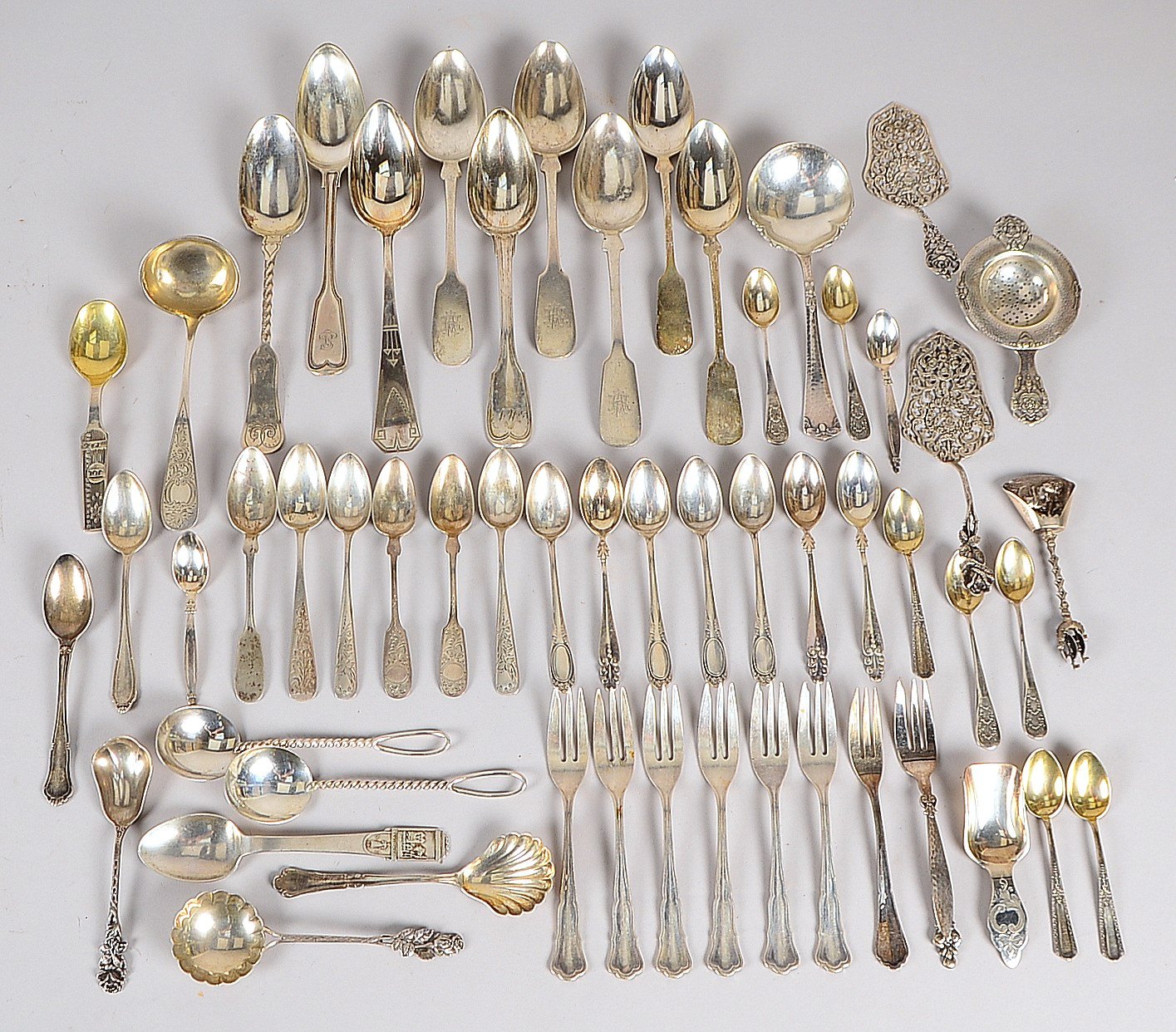Tafelsilber-Konvolut, versch. Silbergeh./Teile (Speiselöffel, Kaffeelöffel, u.a.); Gew. 1.435 g