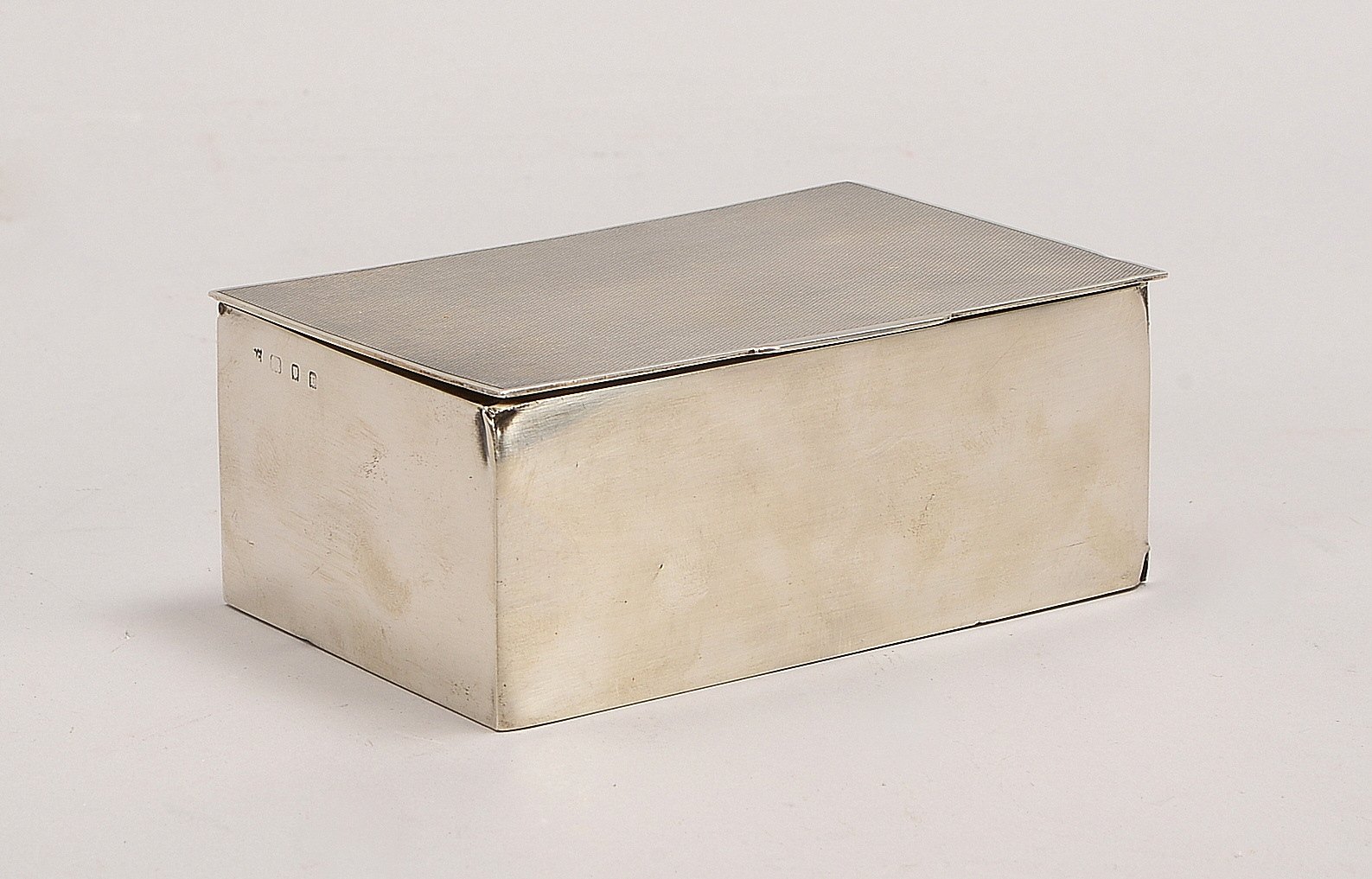 Zigarettendose, 925 Sterlings., rechteck. Korpus mit profil. scharn. Deckel, mit Holz ausgekl.