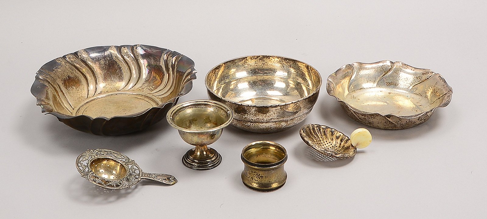 Kl. Silberteile-Konvolut: 3x Schalen, 1 Teesieb, Gew. 600 g; anbei 3 versilberte Teile
