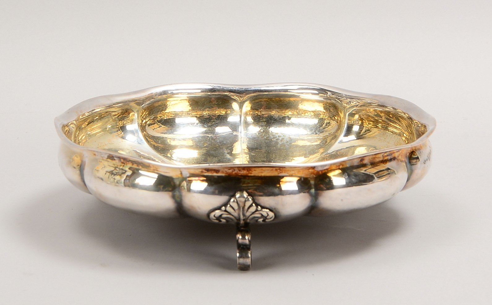 B.W.K.S., Servierschale, 835 Silber, grav. '1. Februar 1958', auf Dreifußst.; Gew. 478 g
