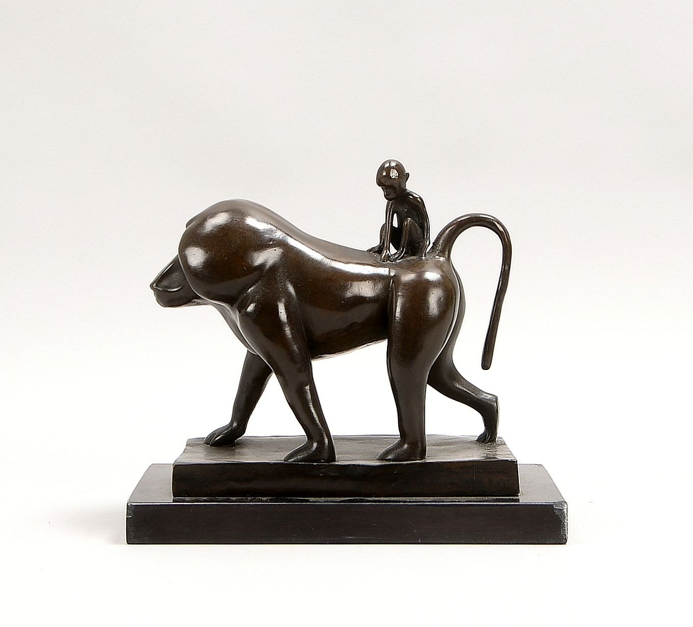Bronzeskulptur, 'Schreitender Pavian mit Jungem', i.d. Plinthe monogr., auf Marmorsockel