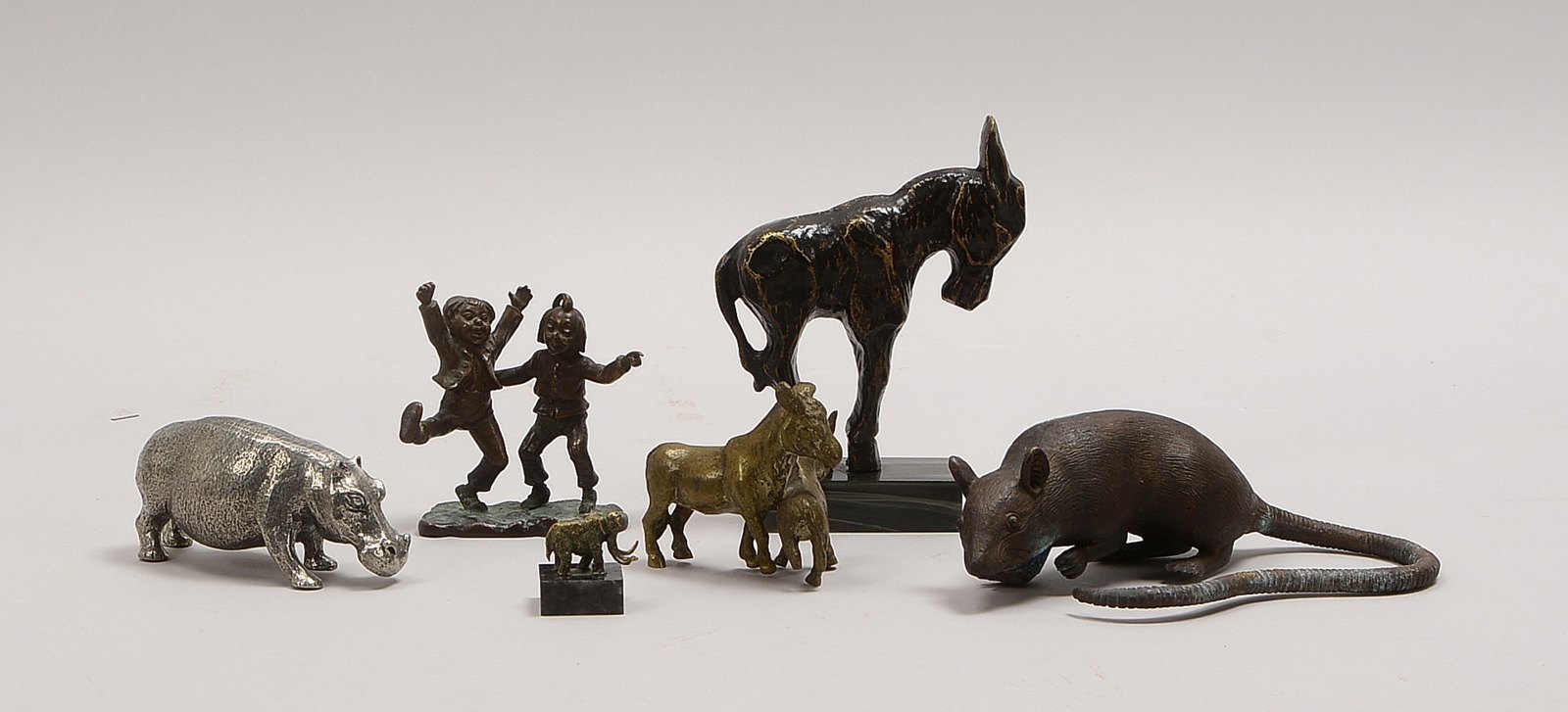 5 Kleinbronzen, versch. Künstler/Ausf.; und kl. Alu-Figur, 'Nilpferd'; Höhe bis 14,5 cm