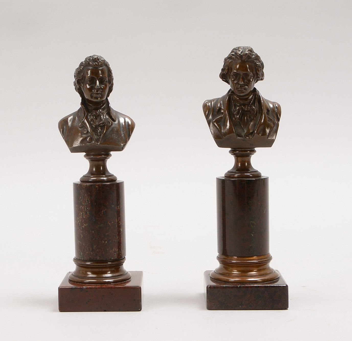 Paar Bronzebüsten: 'Beethoven' und 'Mozart', auf Marmor-Postament; Höhe 16,5/17 cm