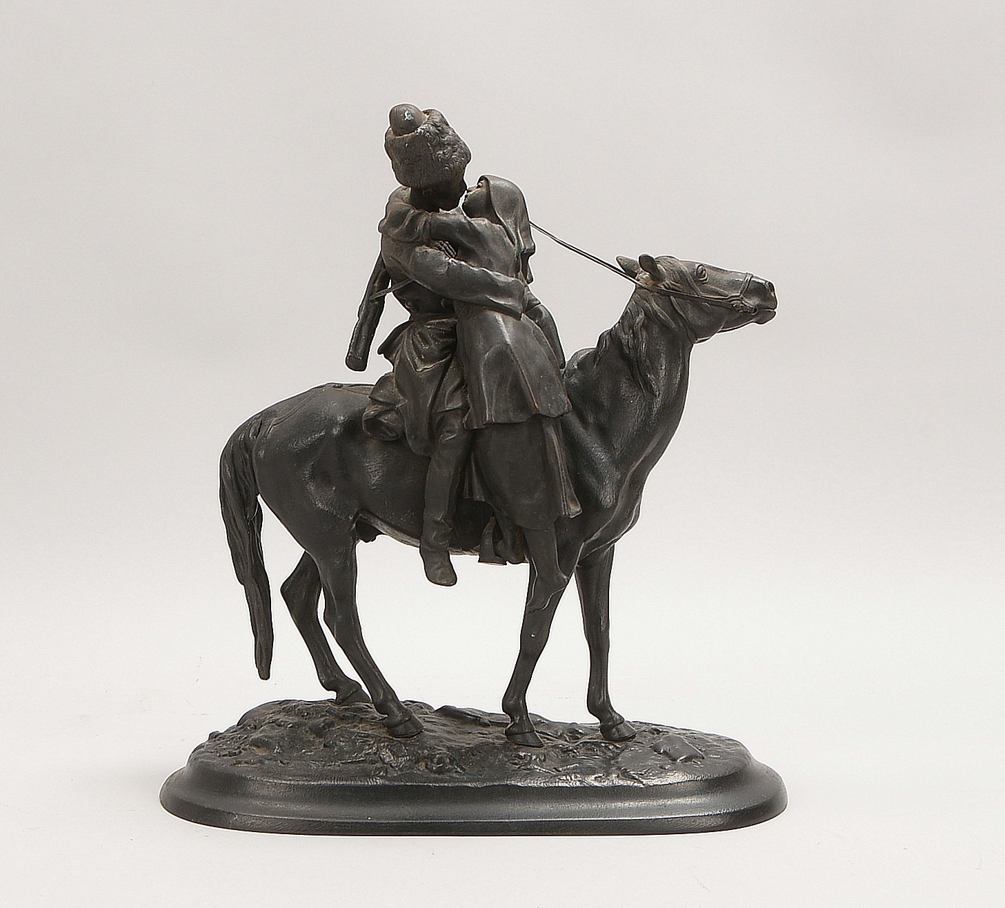 Eisenguss-Skulpt. (n. A.P. Gratchev), 'Der Abschiedskuss', auf Plinthe; Höhe 38,5 cm