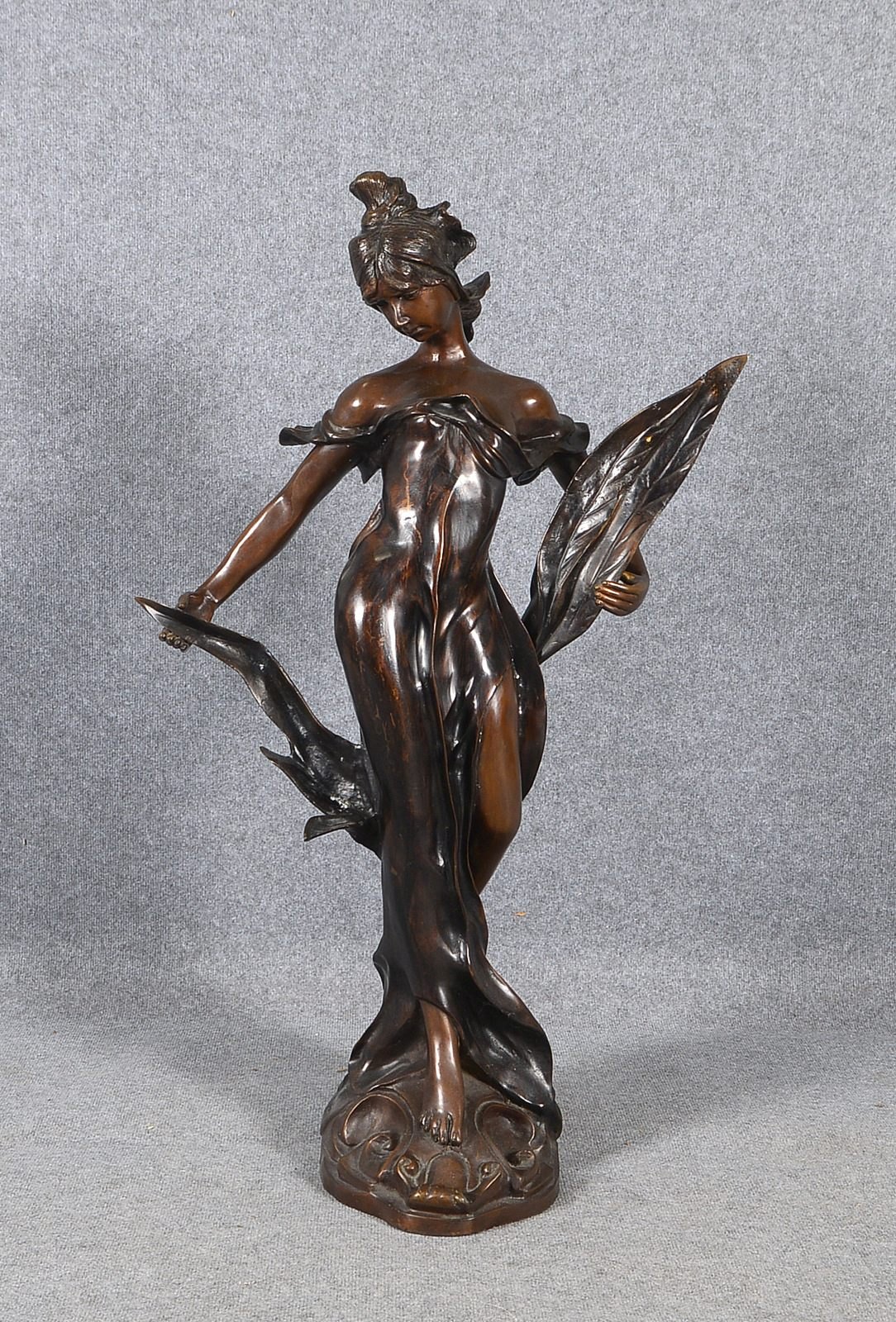 Bronze, 'Junge Dame im fließenden Gewand', auf Wellensockel, sign.; Höhe 114 cm