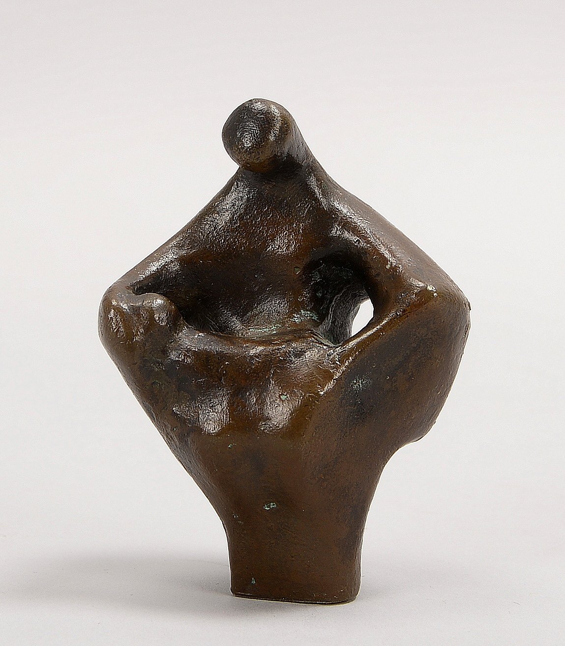 Engelin, Karl-Heinz, Bronzeskulptur, 'Mutter mit Kind', monogrammiert; Höhe 9 cm