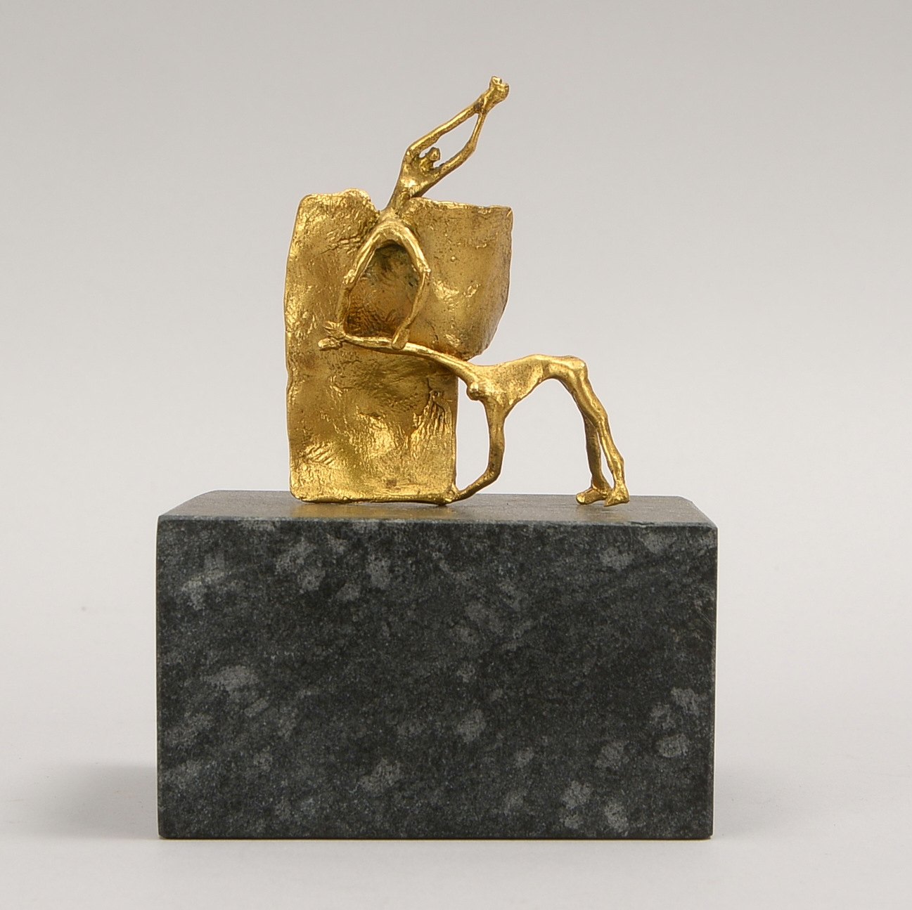 Kl. Bronze., 'Akrobaten', vergoldet, unsigniert, auf Marmorsockel; Höhe 13 cm
