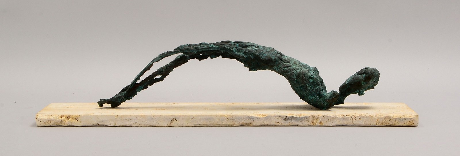 Dott, Sergej A., Bronzeskulptur, 'Die Liegende', Figur auf Travertin-Sockel; Länge 60 cm