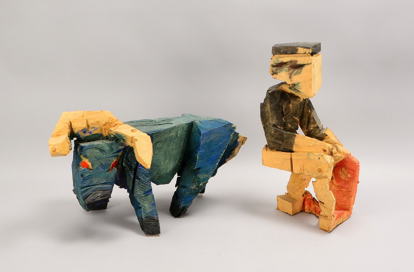 Denkler-Gietz, M., 2-tlg. Holzskulptur, 'Stier und Torero', gesägte Figuren/teils farb. gef.