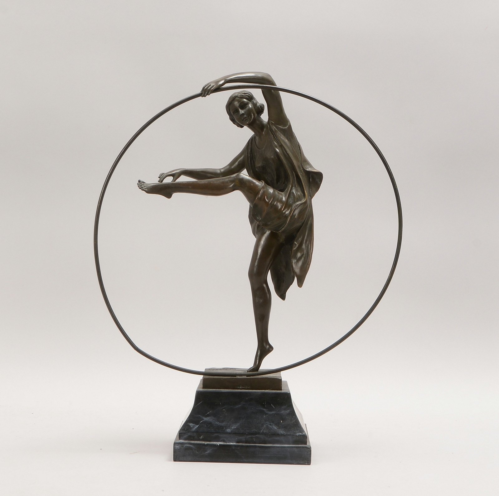 Bronzeskulptur, 'Georgische Tänzerin', in der Plinthe sign., auf Marmorsockel; Höhe 46 cm