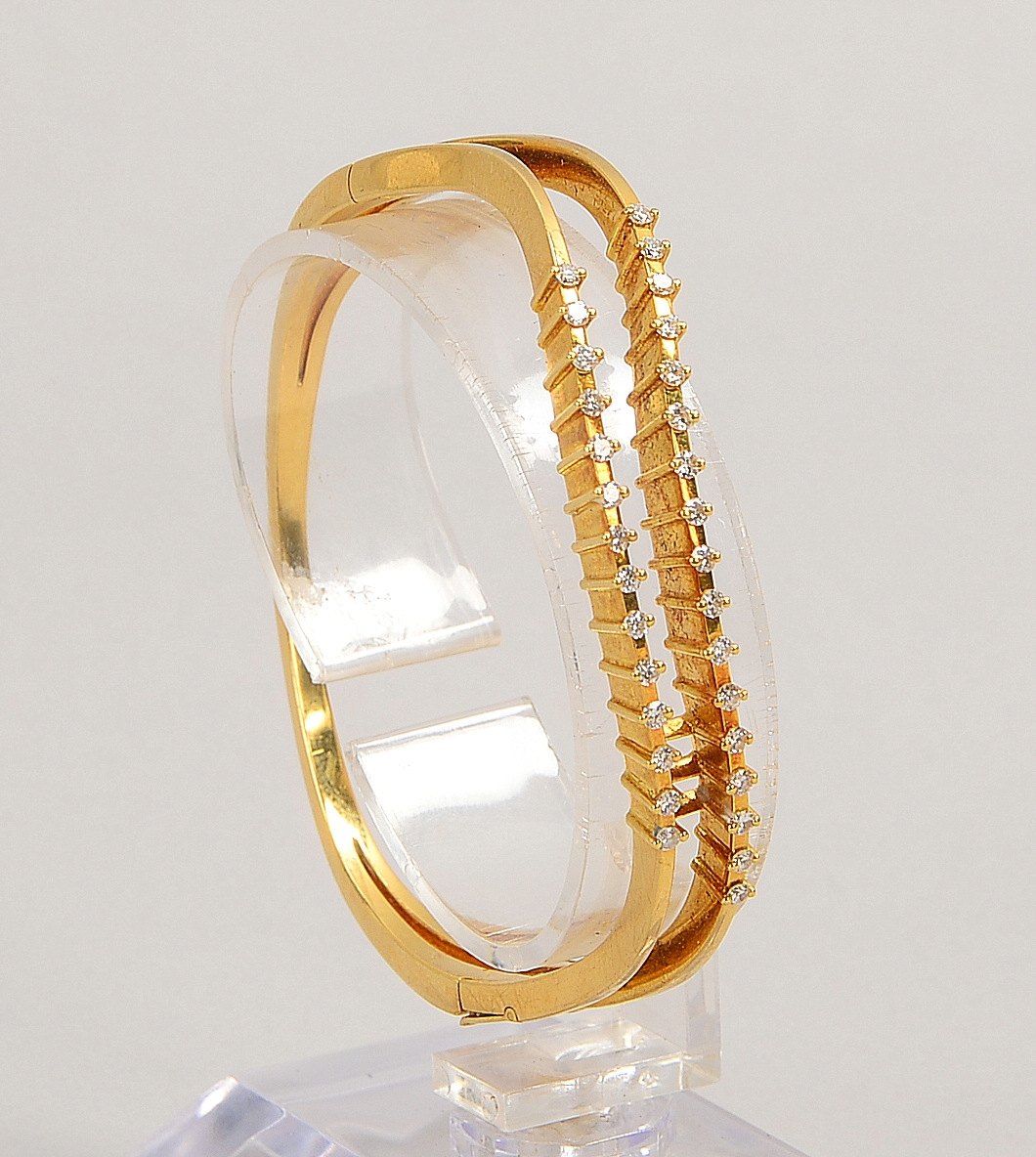 Armreif, 750 GG (gest.), part. doppelte Schiene mit 31x kl. Brill./ca. 0,60 ct; Gew. 33,40 g