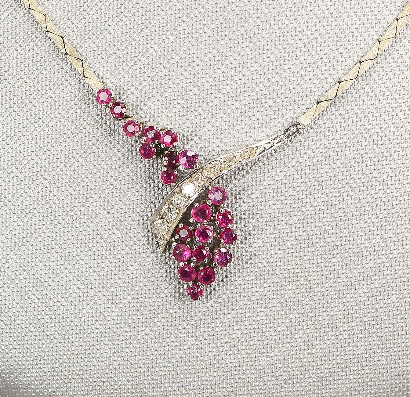 Collier, 585 WG (gest.), mit 10x kl. Diam. und 21x kl. Rubinen, Steckschl.; Gew. 13,30 g