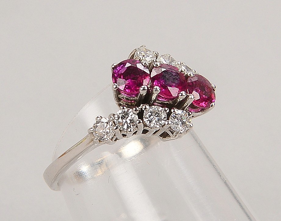 Ring, 585 WG (gepr.), mit 3x Rubinen und 8x kl. Brill./ca. 0,56 ct; RG 53, Gew. 3,50 g
