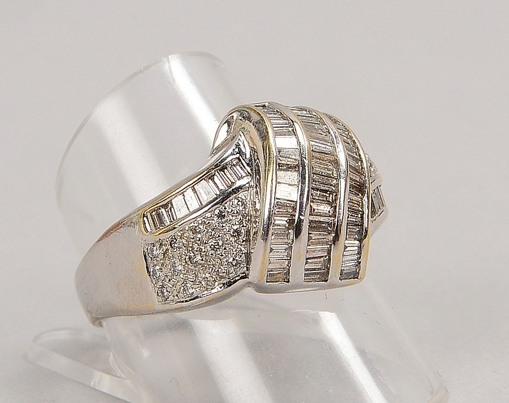 Ring, 750 WG (gest.), mit 65x Diam./ca. 1,40 ct, und 28x Brill./ca. 0,28 ct; Gew. 7,9 g