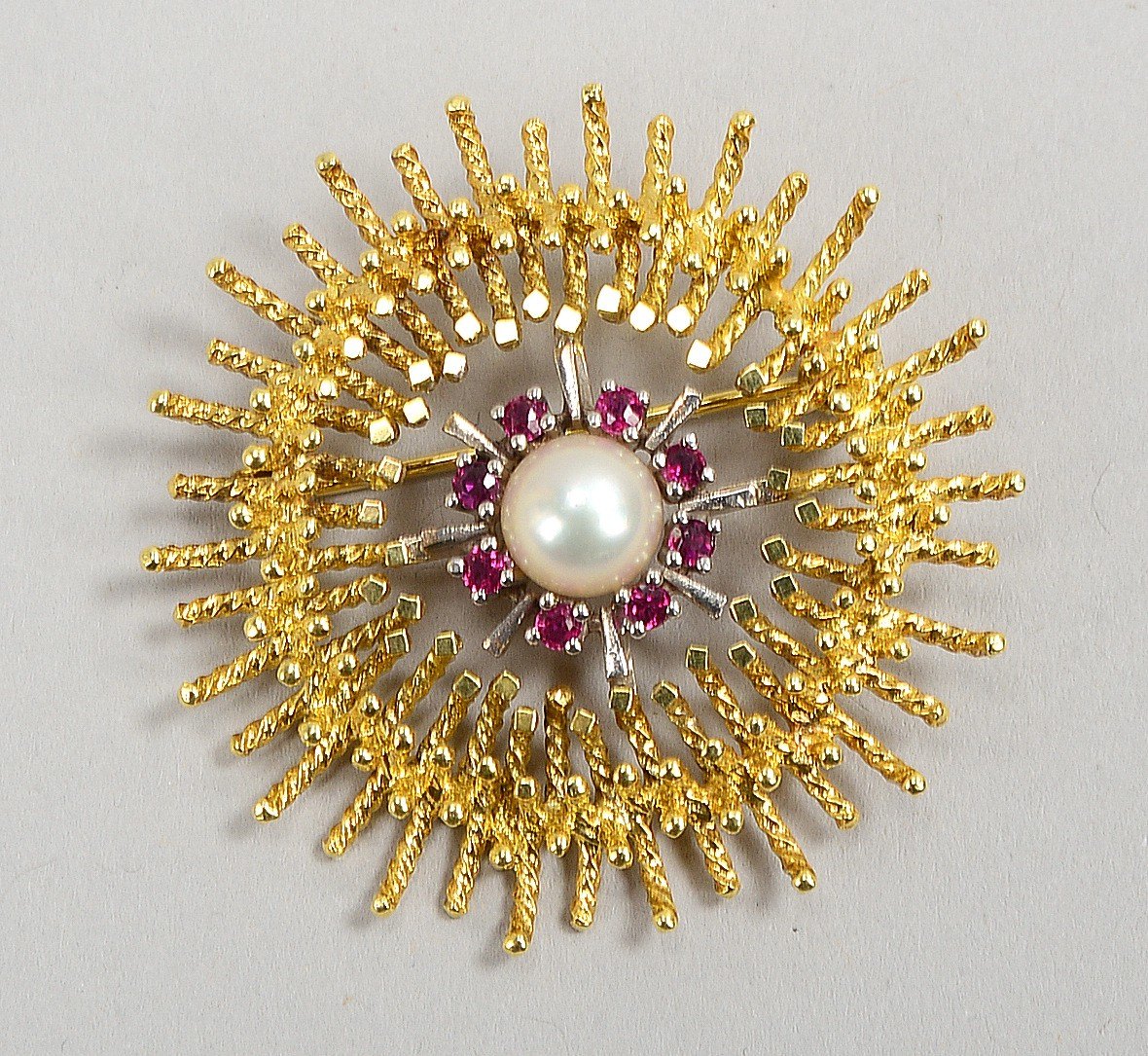 Brosche, 585 GG/WG (gest.), rund, mit Perle und 8x Rubinen; Ø 4 cm, Gew. 11,30 g