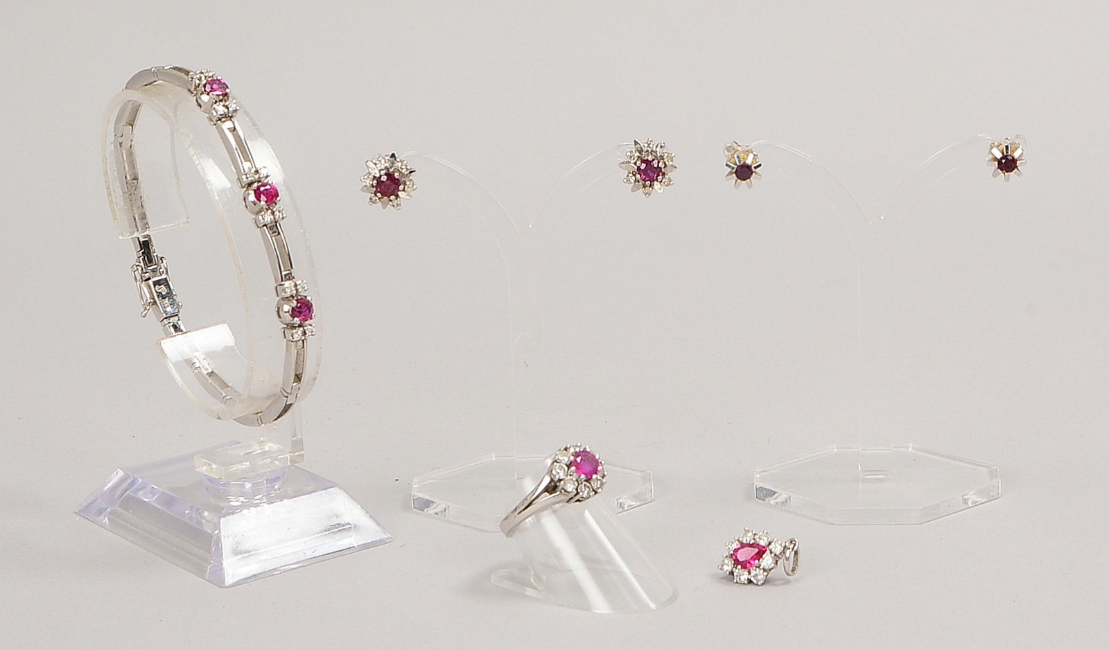 Schmuckset, 585 WG (gest.), Rub./Diam.: Armband, Anh., Ring und Ohrst.; Gew. 25,70 g