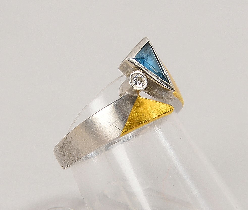 Ring, 950 Platin, mit Blautopas/Dreieckschliff und kl. Diamant; RG 54, Gew. 7,95 g