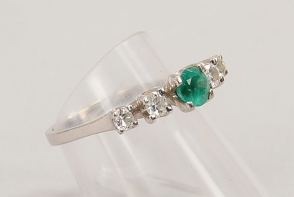 Ring, 750 WG (gest.), mit Smaragd und 4x Brill./ca. 0,40 ct; RG 54, Gew. 3,10 g