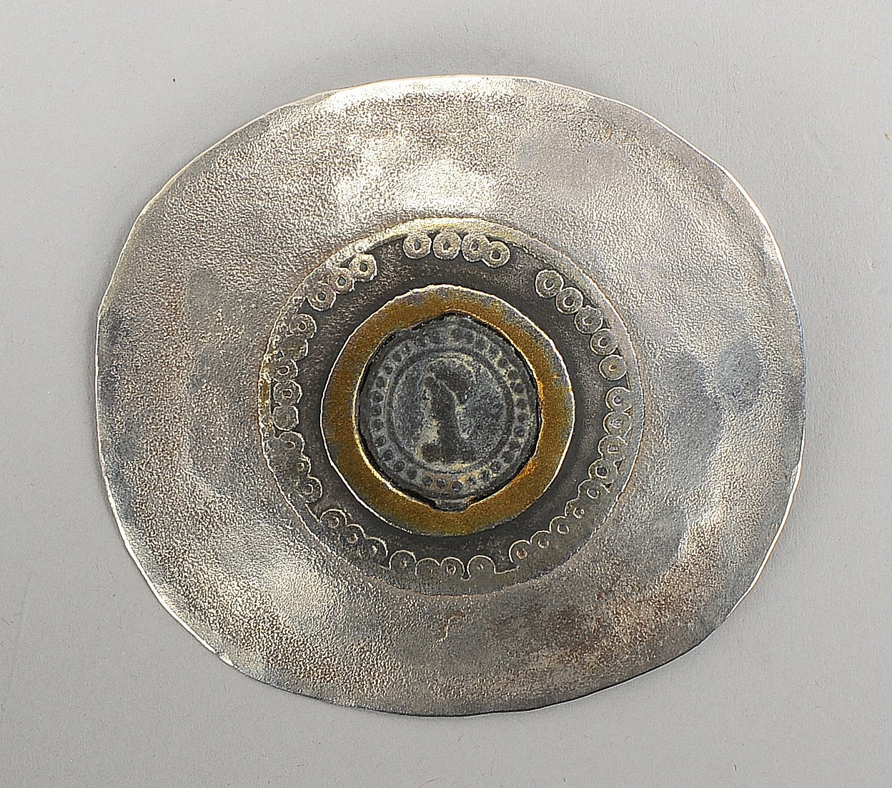 Erich Hergert, Designer-Brosche, Silber/Gold, mit schwarzer Lava-Kamee; Maße 5,5 x 6 cm
