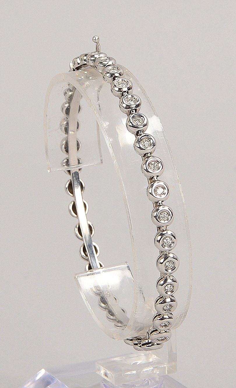 Tennisarmband, 585 WG (gepr.) auf Silberschiene, mit 36x kl. Brill./zus. ca. 1,0 ct, 'W-Vvsi'