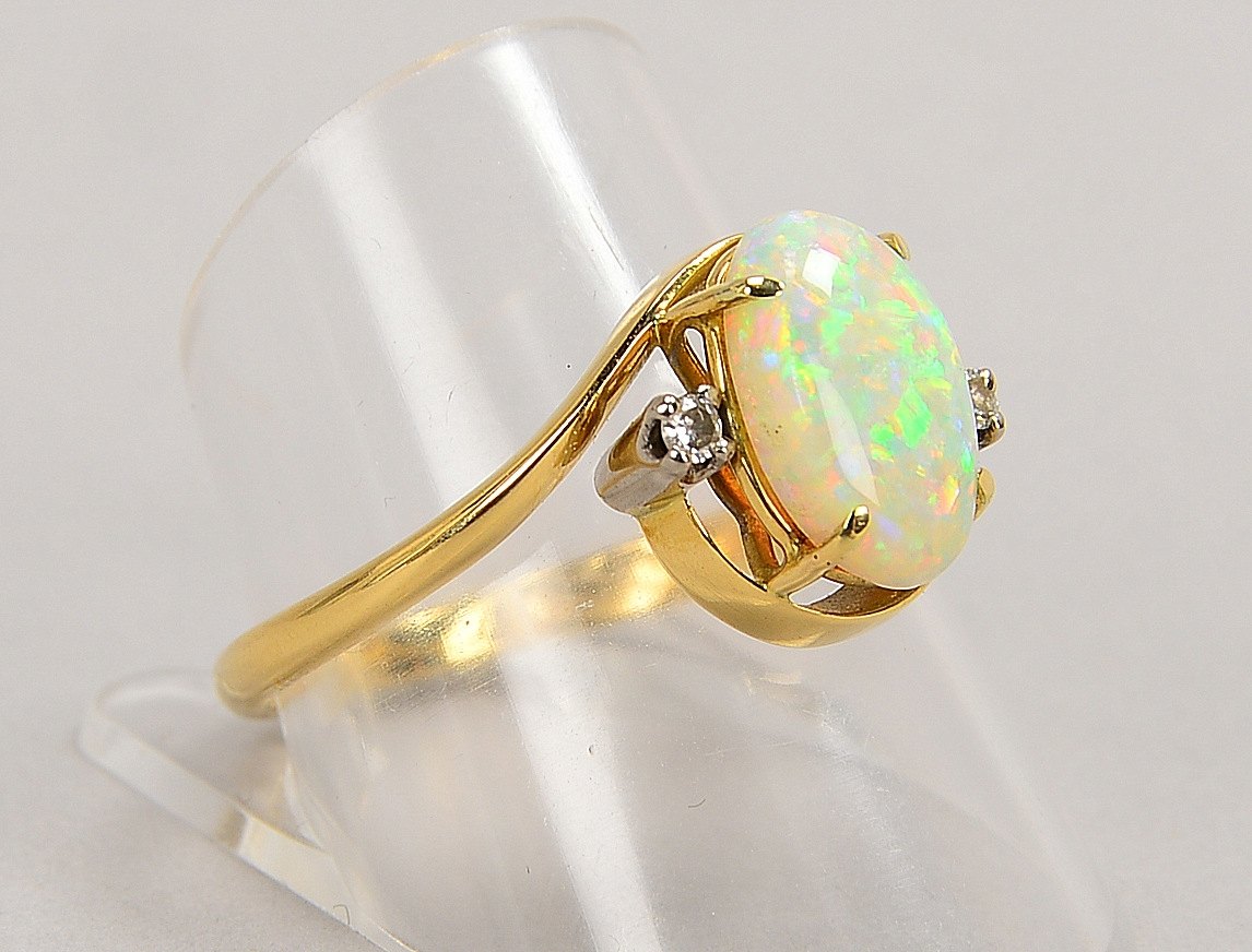 Ring, 750 GG (gest.), mit Opalcabochon und 2x kl. Brill./ca. 0,04 ct; RG 62, Gew. 4 g - mit Zert.