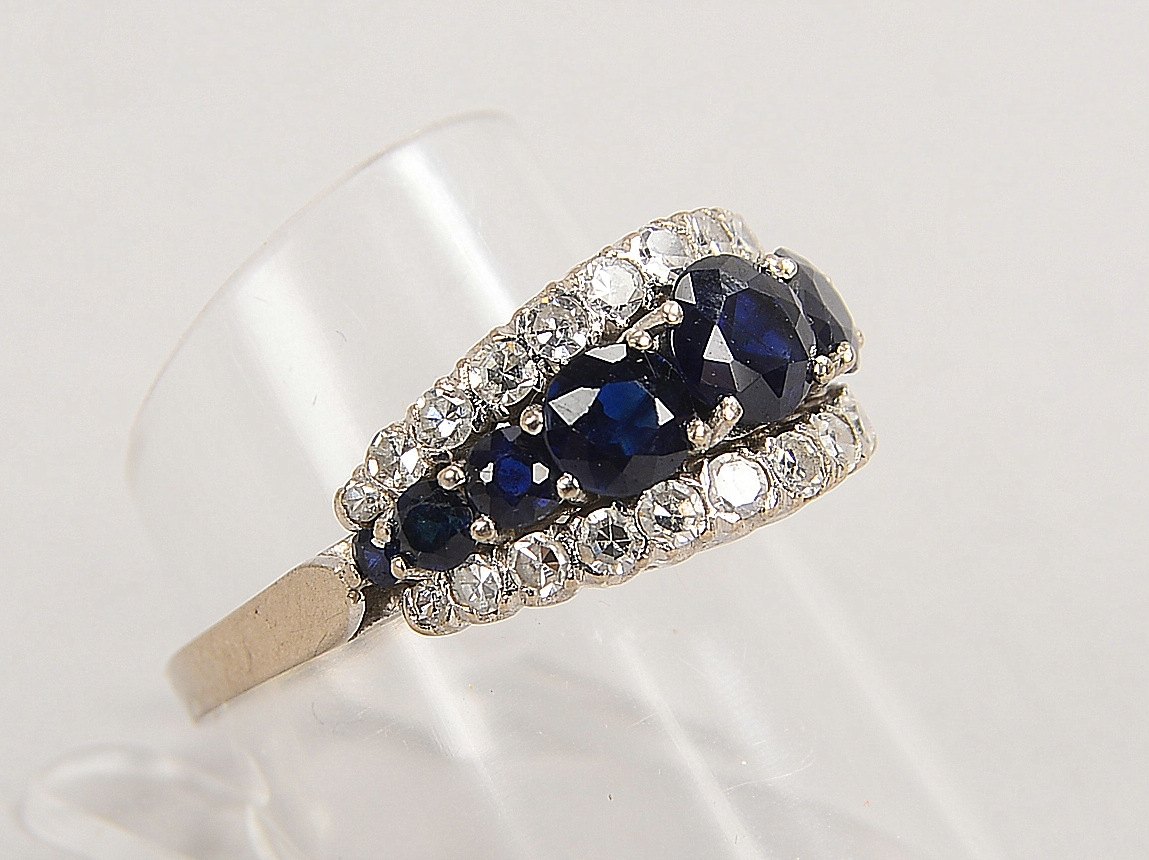 Ring, 750 WG (gest.), mit Saphiren und Diam., 'G-H', 'LR-vvs'; RG 58, Gew. 5,98 g - mit Zert.