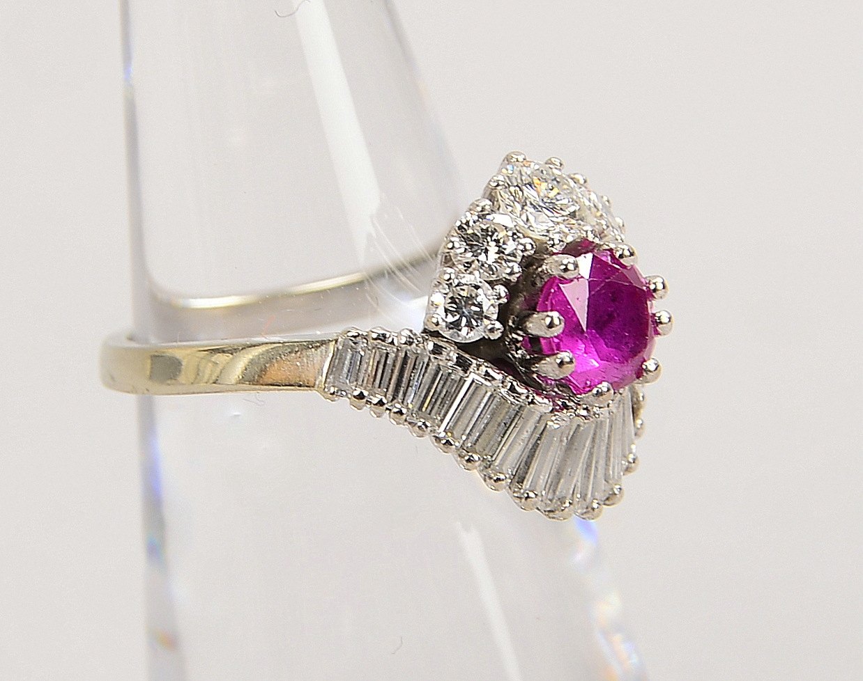 Ring, 750 WG (gest.), Rubin, Brill. und Diam., 'G-I', 'LR-vvs'; RG 51, Gew. 4,82 g - mit Zert.