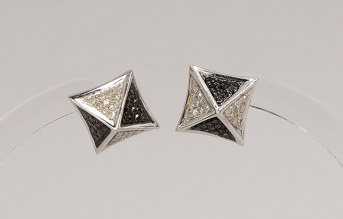 Paar Ohrst., 10 kt/417 WG (gest.), mit 40x Diam./ca. 0,25 ct, teils in Schwarz; Gew. 2,30 g