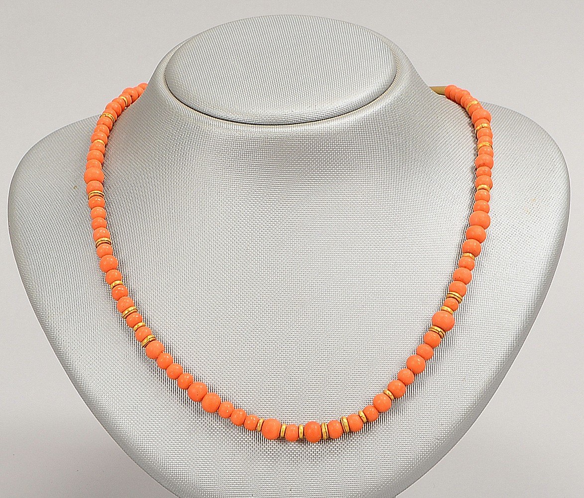 Collier, mit Korallenperlen/Ø 5 -6 mm und Gold-Zwischenperlen, 900 Gold-Schl.