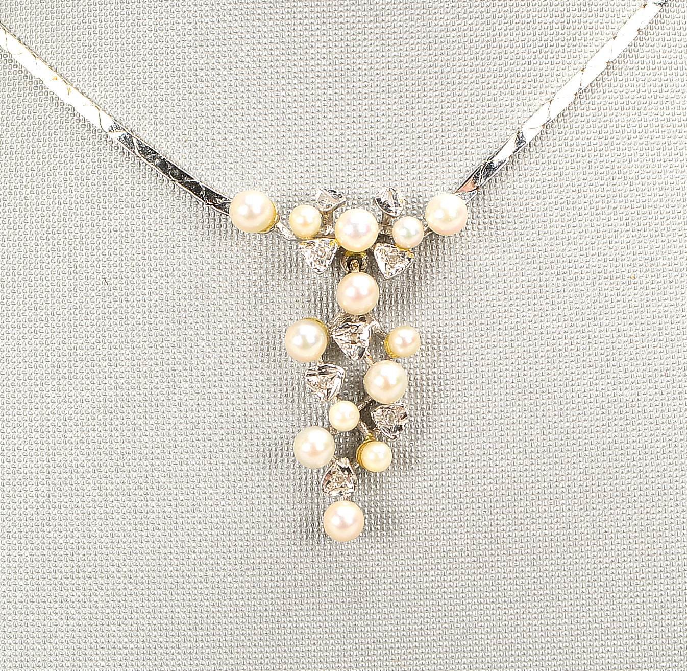 Collier, 585 WG (gest.), mit 13x Perlen und 5x Diam., mit Steckschl.; Gew. 12,70 g
