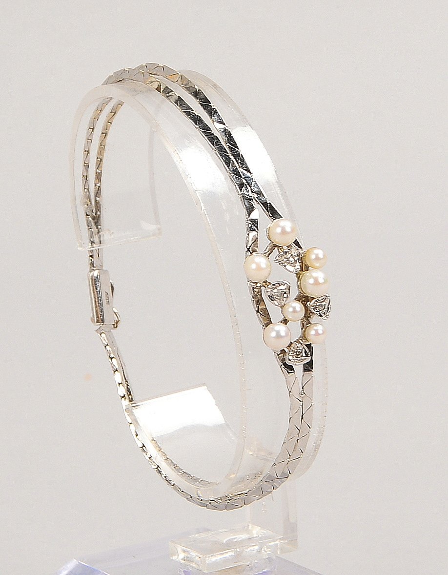 Armband, 585 WG (gest.), mit 7x Perlen und 4x Diam., mit Steckschl.; Gew. 9,80 g