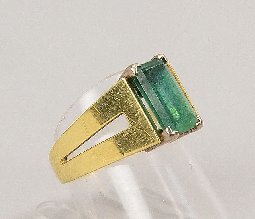 Ring, 585 GG/WG (gest.), mit Smaragdbes., Stein im Smaragdschliff; RG 55, Gew. 7,30 g