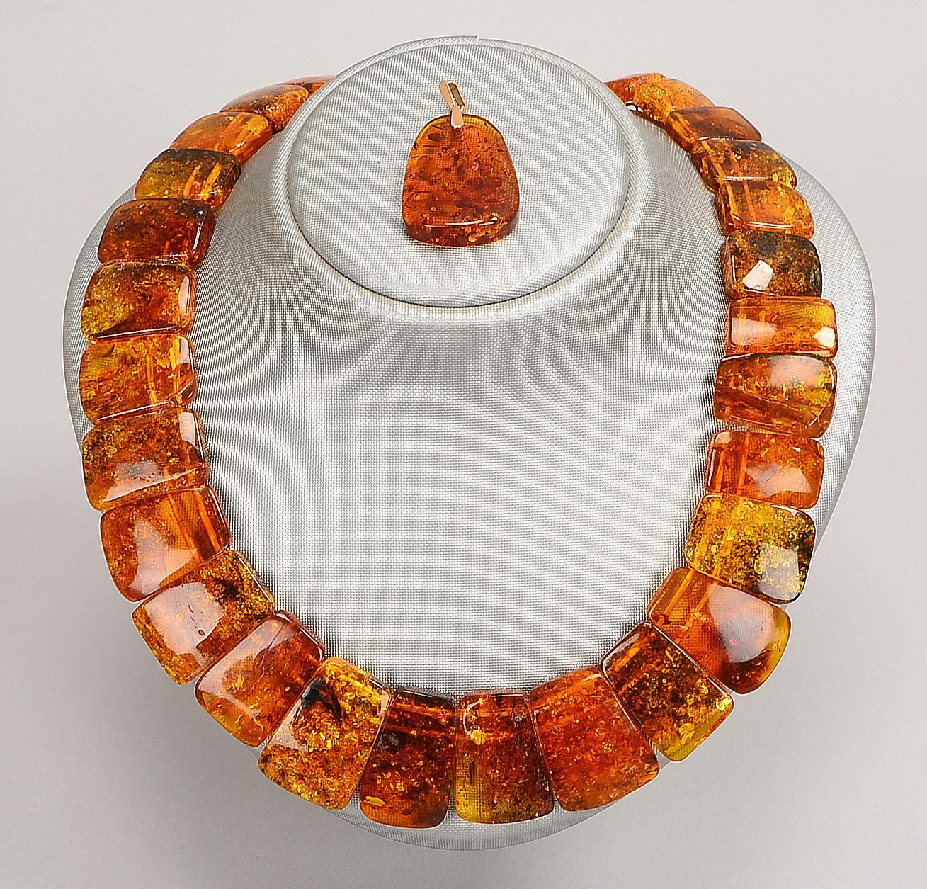Collier mit Anh., Bernsteinbesatz, honigf. transparente Plättchen/verl.; Gew. 85 g
