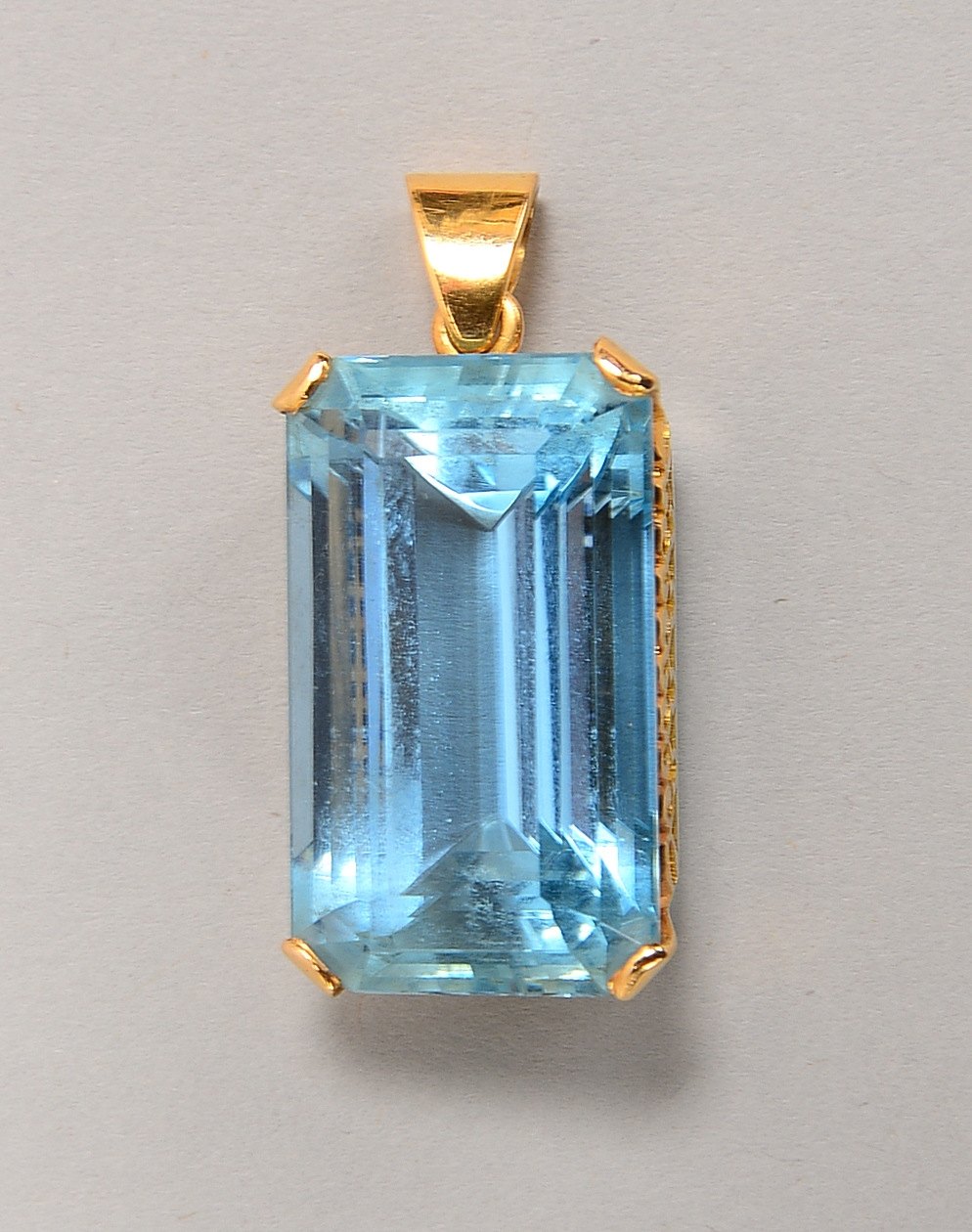 Anh., 585 GG-Fassung mit Aquamarin im Smaragdschliff; Maße 15 x 24 mm, Gew. 8 g