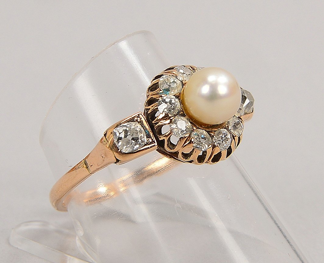 Ring, 585 GG (gest.), mit einzelner Perle und 12x Altschliff-Diam.; RG 59, Gew. 3,30 g