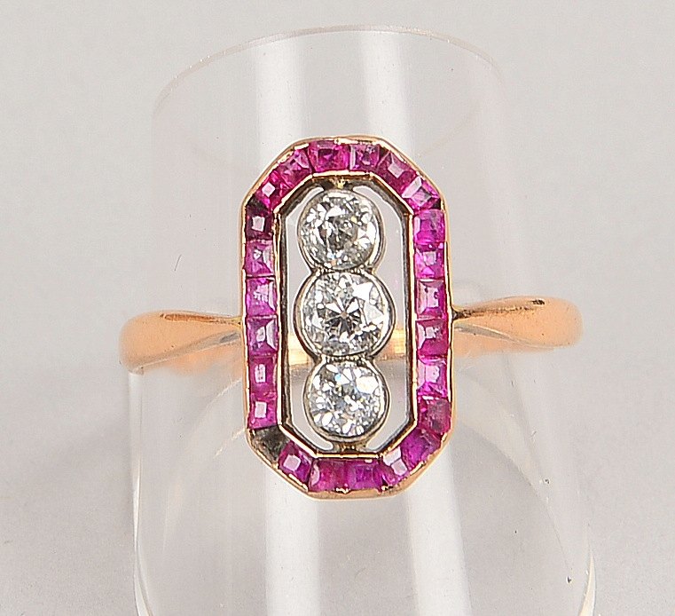 Ring, 585 GG (gest.), mit 3x Altschliff-Diam. und Rubinen; RG 61, Gew. 2,90 g