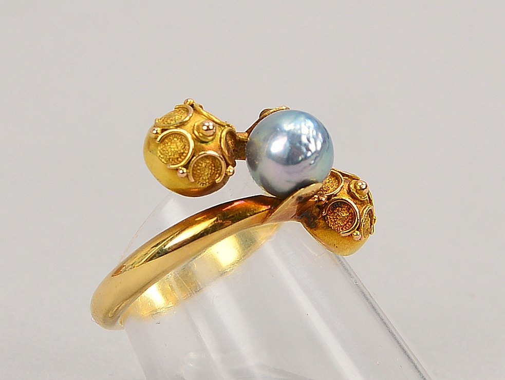 Ring, 585 GG (gest.), mit Perle, Innenschiene mit Initialen-Gravur; RG 55, Gew. 4,30 g