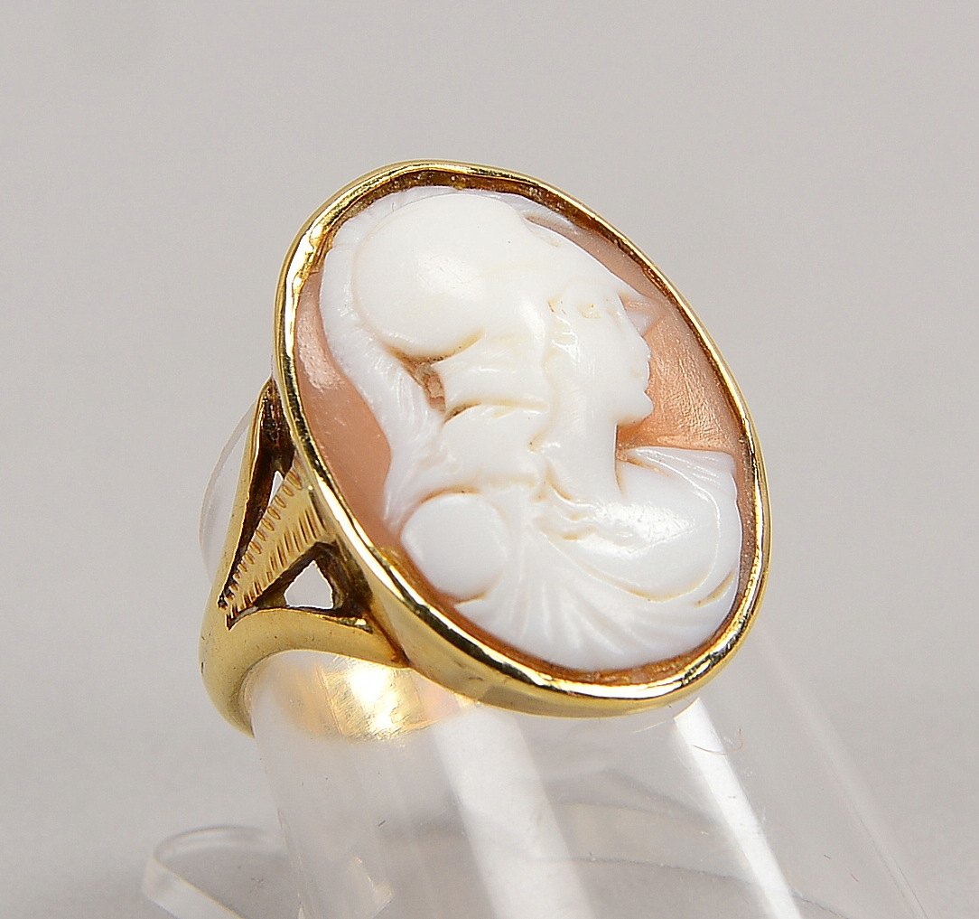 Ring, 585 GG (gest.), besetzt mit Kamee, Innenschiene mit Gravur; RG 55, Gew. 4,20 g