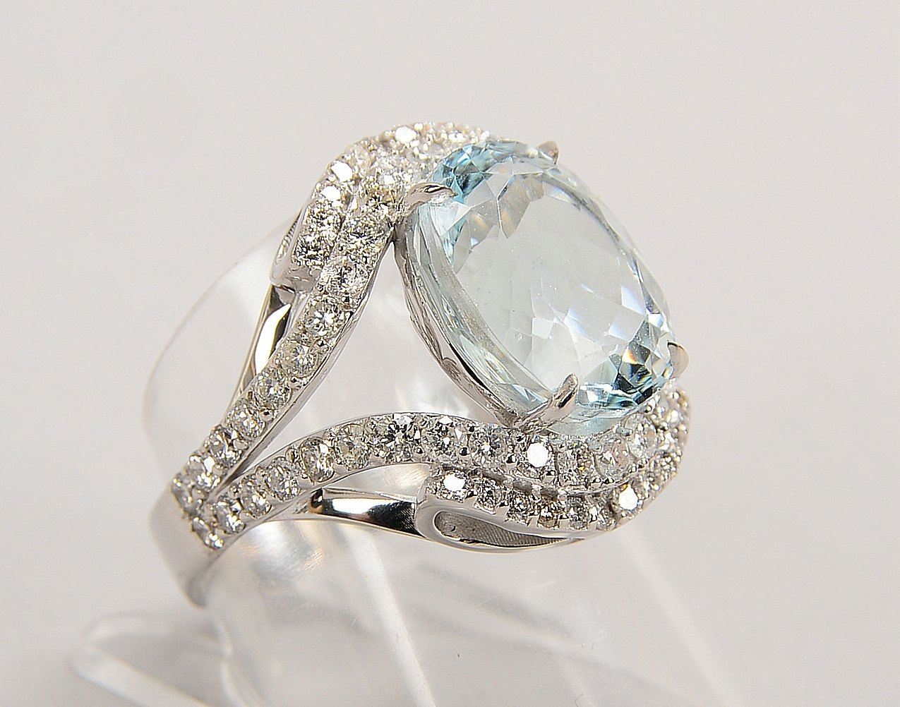 Ring, 585 WG (gest.), mit Aquamarin/ca. 6,78 ct und Diam./ca. 1,72 ct; RG 57, Gew. 7,90 g