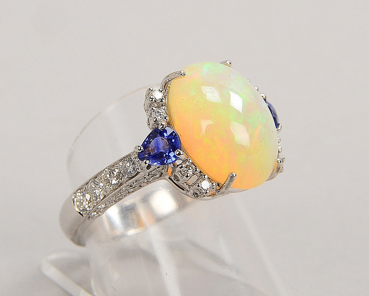 Ring, 750 WG (gest.), mit Opal/ca. 6,50 ct, 2x Saphiren/zus. ca. 0,84 ct, und Diam./ca. 1,22 ct