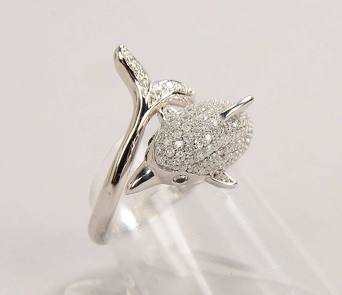 Ring, 585 WG (gest.), figürl. RK ('Delphin') mit Diam./zus. ca. 1,15 ct; Gew. 4,40 g