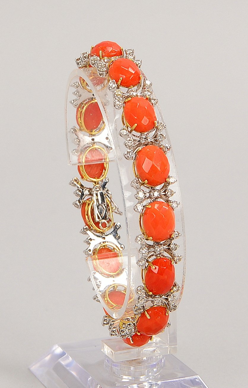 Armband, 750 GG/WG (gest.), mit Korallencab. und kl. Diam./ca. 2,85 ct; Gew. 24,95 g