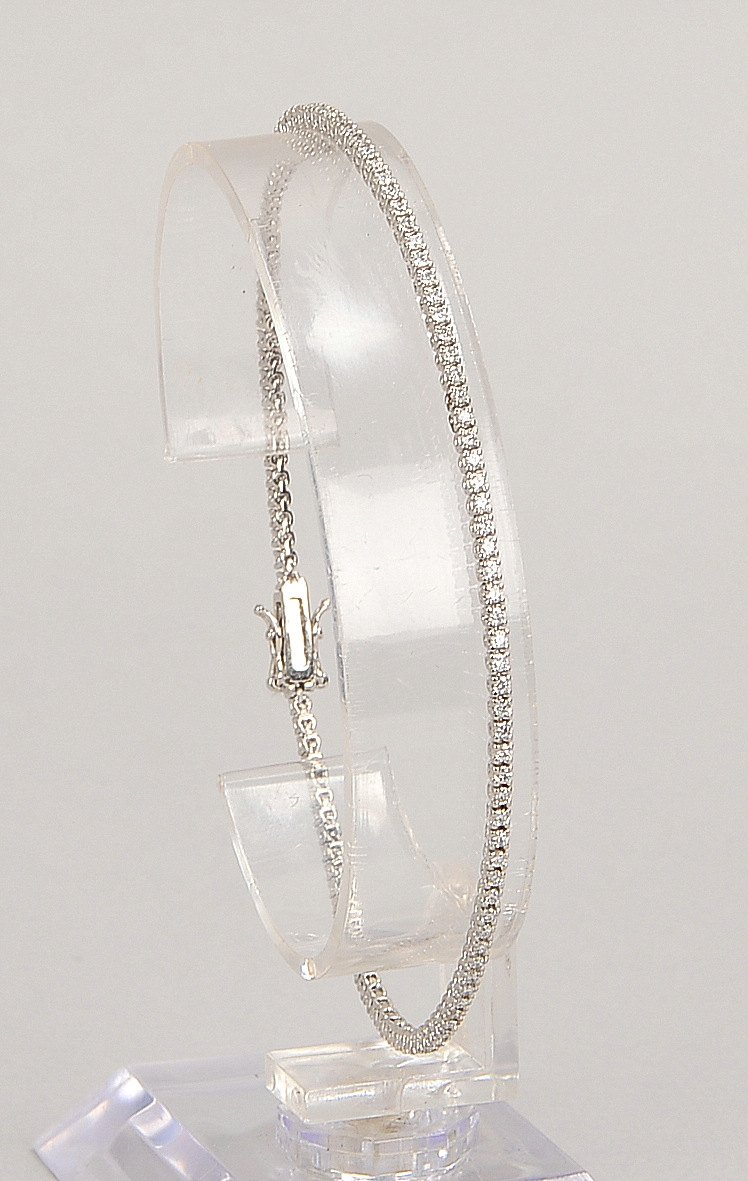 Tennisarmband, 750 WG (gest.) mit 113x kl. Brill./zus. ca. 1,0 ct, 'F-Vsi'; Gew. 4,70 g