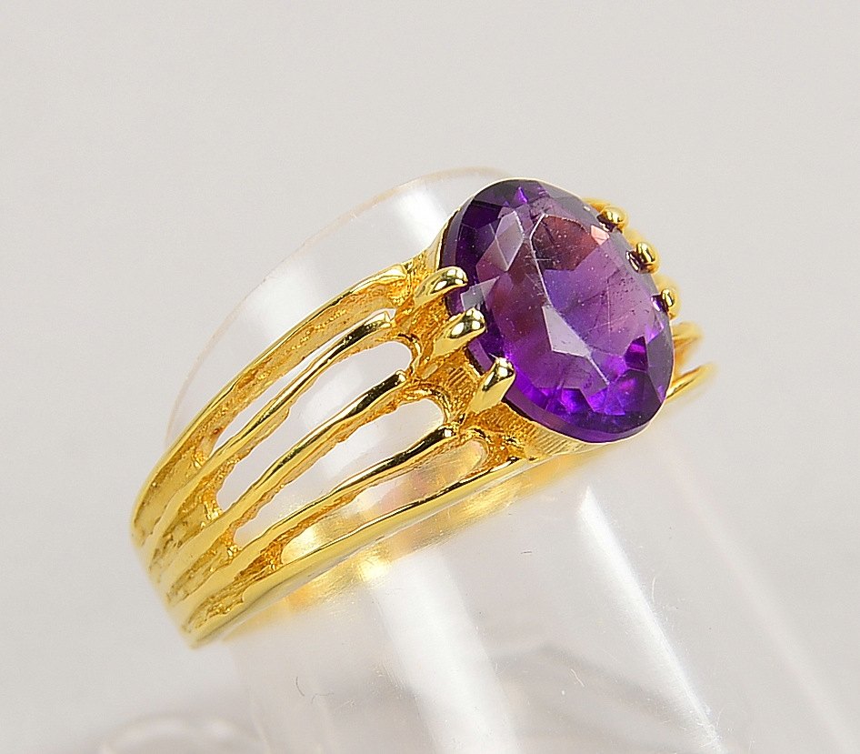 Ring, 585 GG (gest.), besetzt mit einzelnem ovalem Amethyst; RG 56, Gew. 5 g