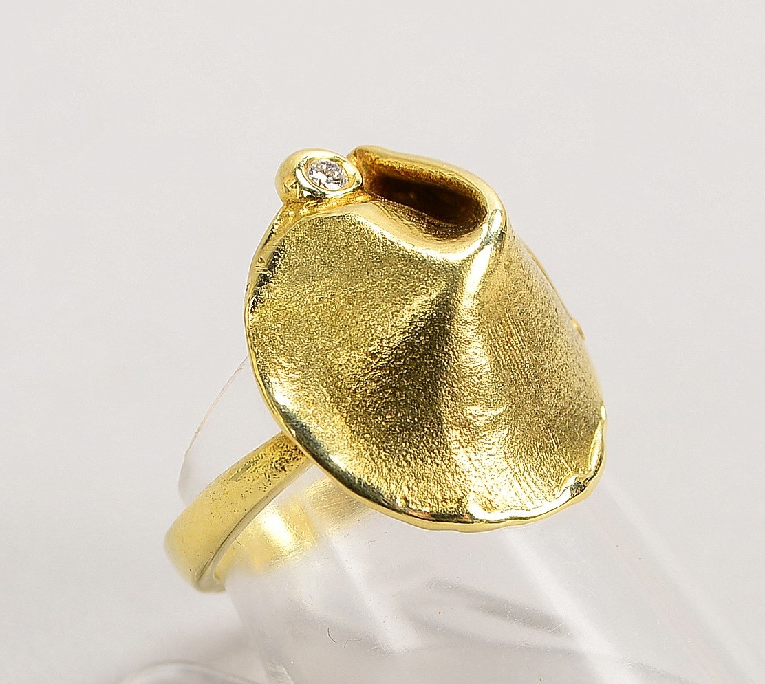 Ring, 585 GG (gest.), besetzt mit einzelnem kl. Brillant/ca. 0,05 ct; RG 55, Gew. 5,60 g