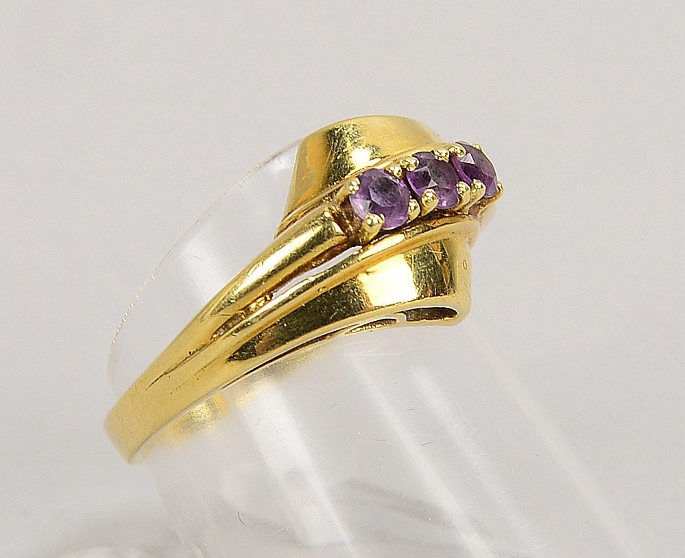 Ring, 585 GG (gest.), mit 3-fachem Amethystbesatz; RG 54, Gew. 4,20 g