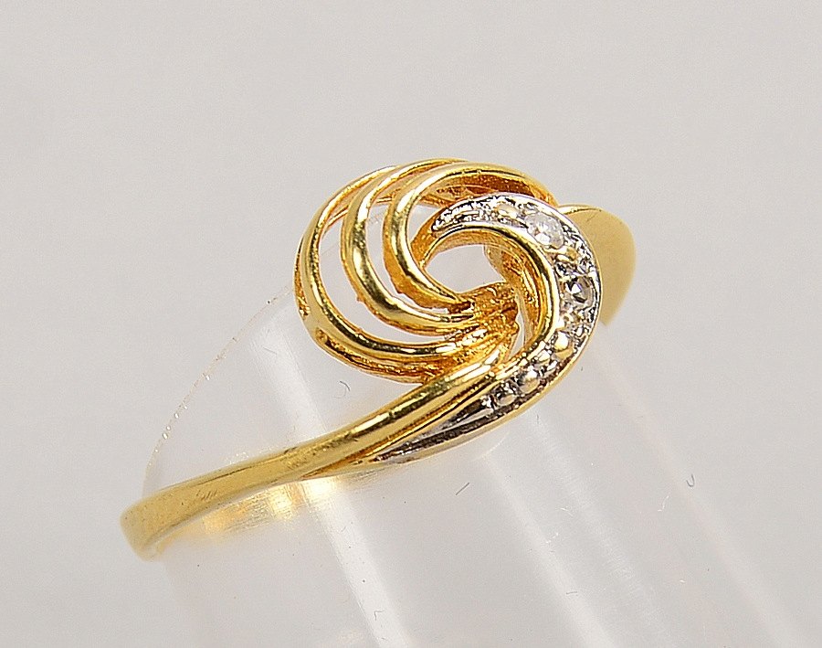 Ring, 585 GG (gest.), besetzt mit 2x kleinen Diamanten; RG 53, Gew. 2,10 g