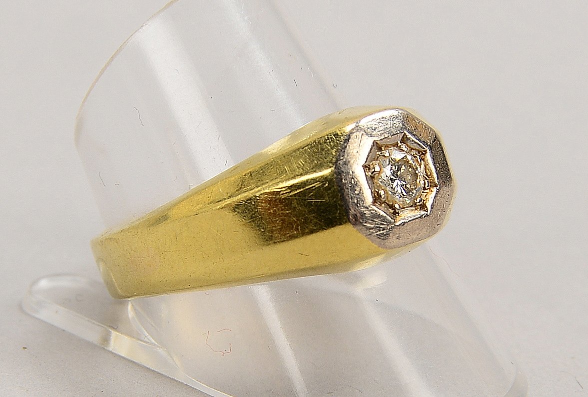 Ring, 585 GG/WG (gest.), mit einzelnem Brillant von ca. 0,18 ct; RG 62, Gew. 5,80 g