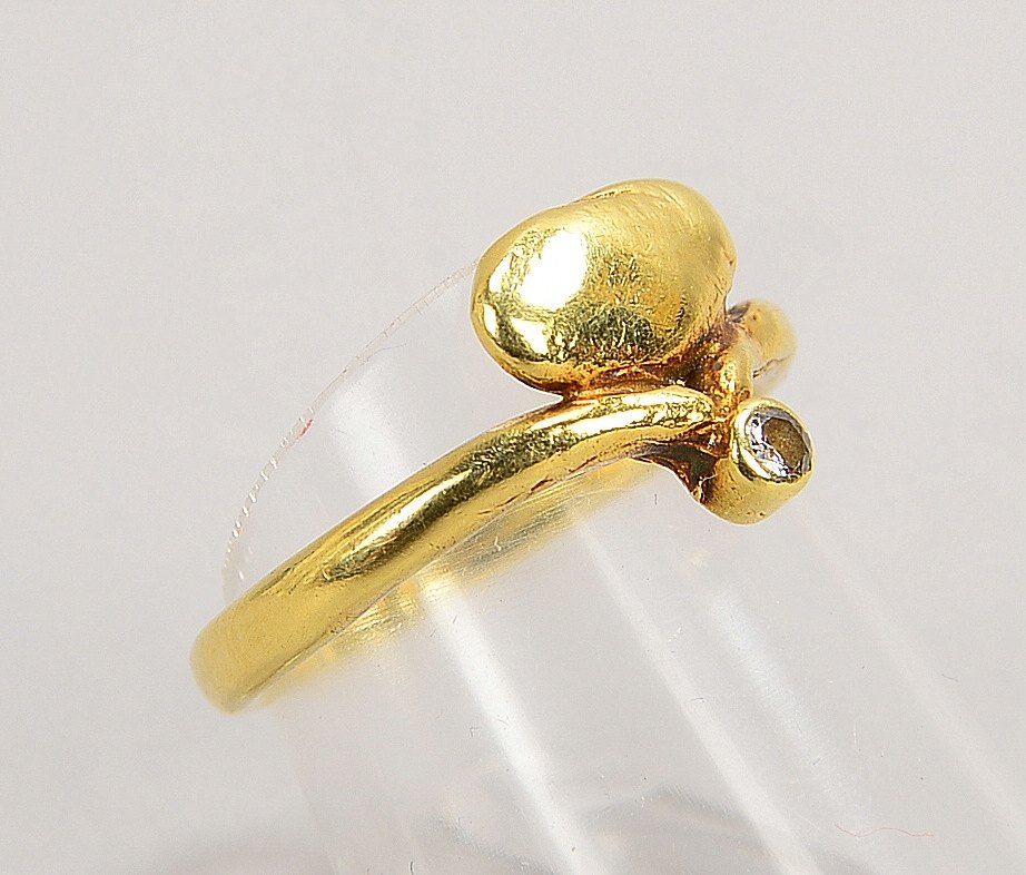 Ring, 585 GG (gest.), besetzt mit kl. Brillanten/ca. 0,05 ct; RG 52, Gew. 4,40 g