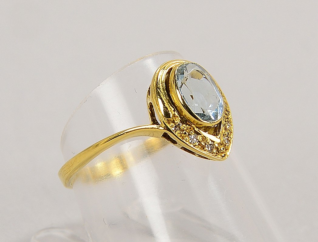 Ring, 585 GG (gest.), mit Aquamarin und 6x Begleitdiamanten; RG 55, Gew. 2 g